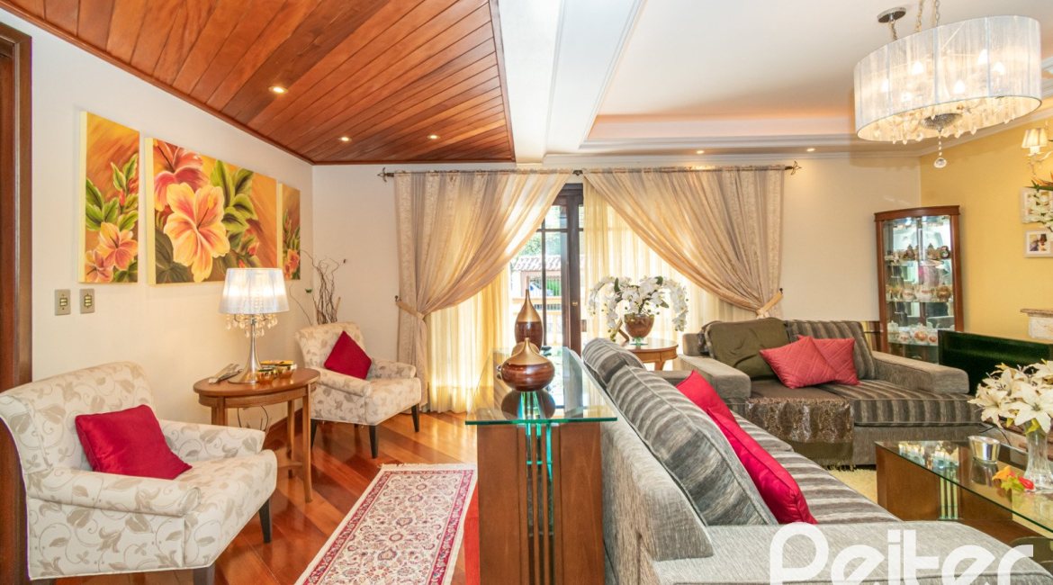 Casa à venda com 321m², 4 dormitórios, 1 suíte, 4 vagas, no bairro Vila Assunção em Porto Alegre