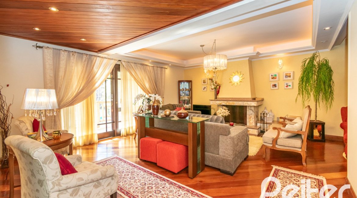 Casa à venda com 321m², 4 dormitórios, 1 suíte, 4 vagas, no bairro Vila Assunção em Porto Alegre