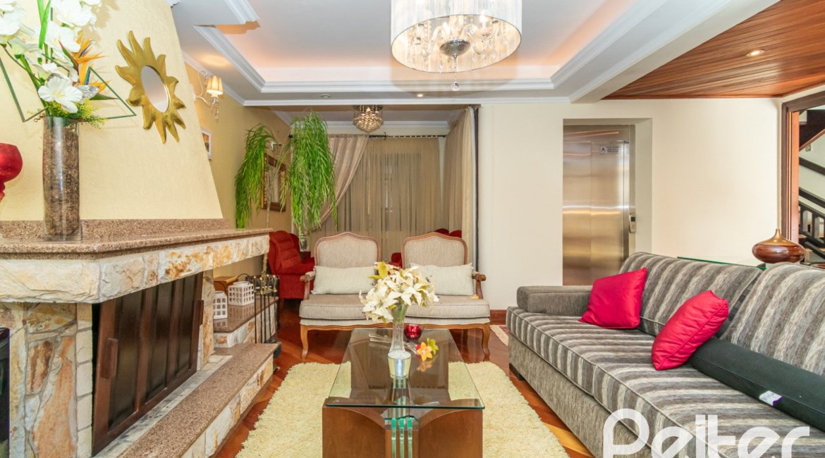 Casa à venda com 321m², 4 dormitórios, 1 suíte, 4 vagas, no bairro Vila Assunção em Porto Alegre