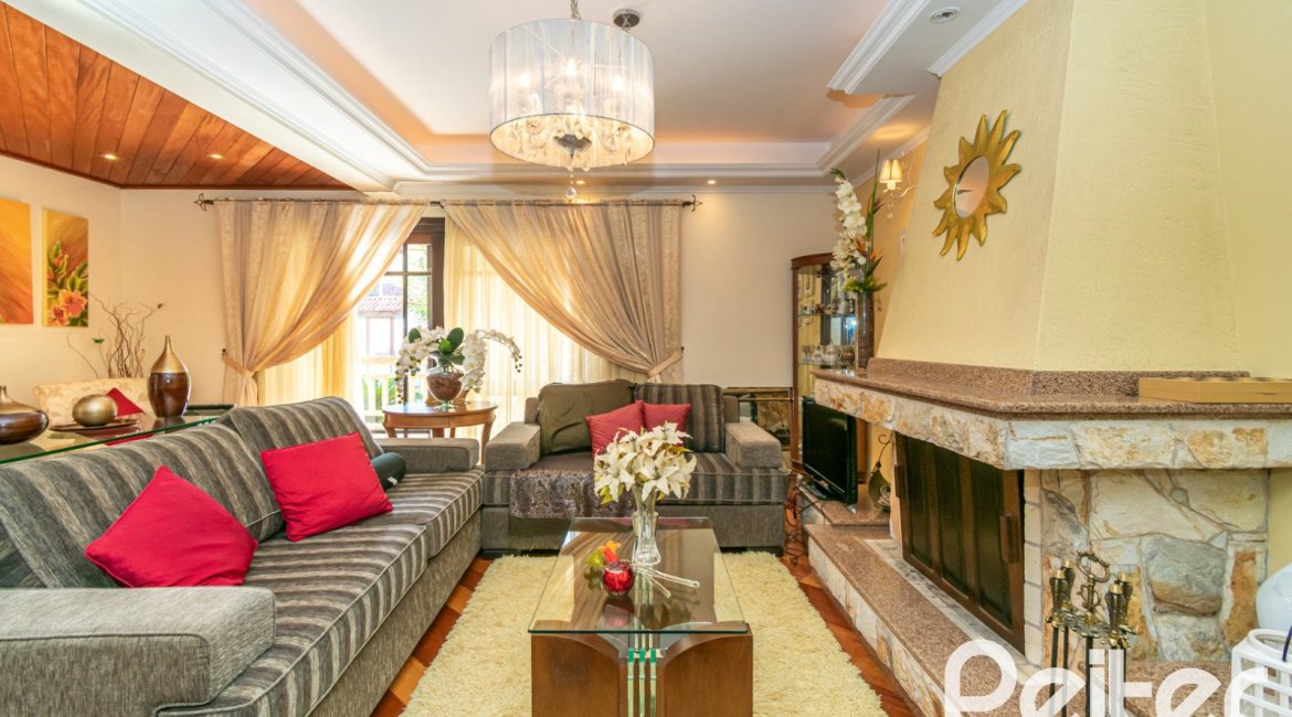 Casa à venda com 321m², 4 dormitórios, 1 suíte, 4 vagas, no bairro Vila Assunção em Porto Alegre