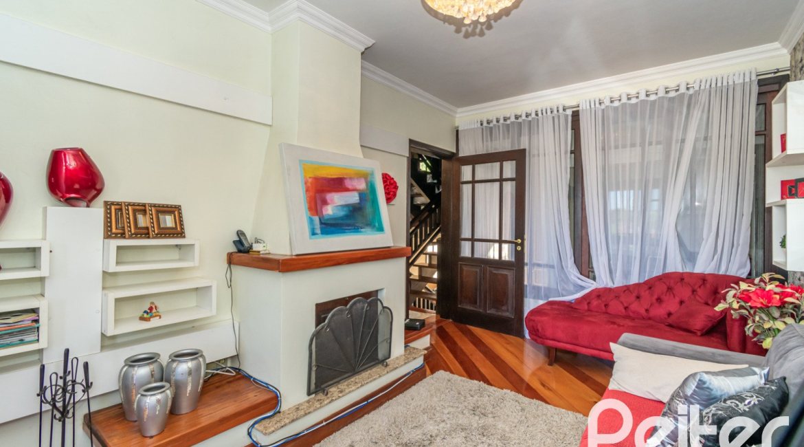 Casa à venda com 321m², 4 dormitórios, 1 suíte, 4 vagas, no bairro Vila Assunção em Porto Alegre