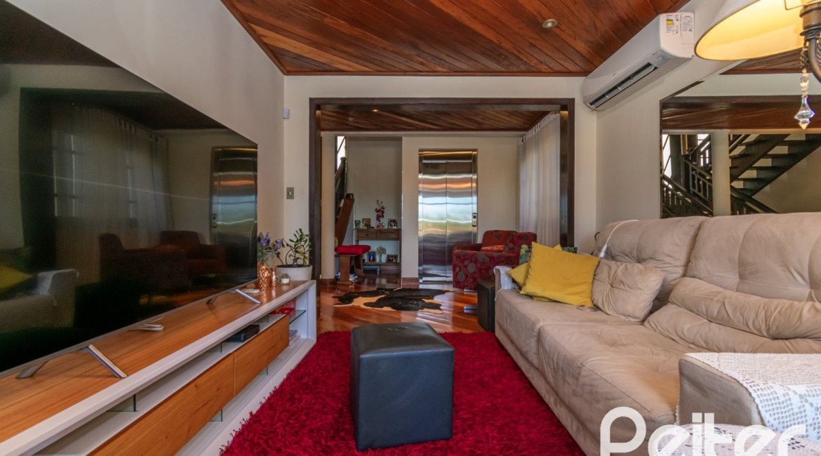 Casa à venda com 321m², 4 dormitórios, 1 suíte, 4 vagas, no bairro Vila Assunção em Porto Alegre