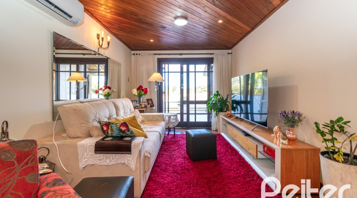 Casa à venda com 321m², 4 dormitórios, 1 suíte, 4 vagas, no bairro Vila Assunção em Porto Alegre