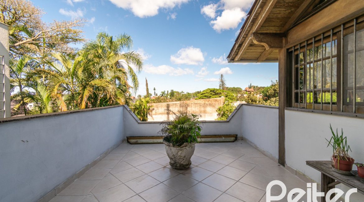 Casa à venda com 321m², 4 dormitórios, 1 suíte, 4 vagas, no bairro Vila Assunção em Porto Alegre