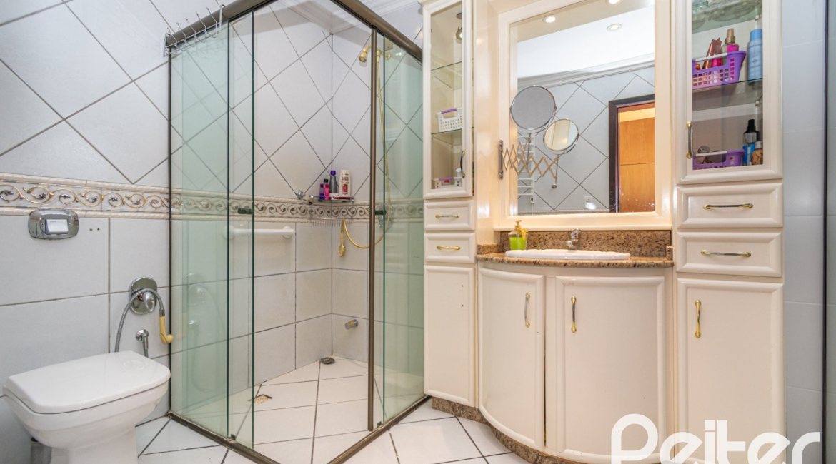 Casa à venda com 321m², 4 dormitórios, 1 suíte, 4 vagas, no bairro Vila Assunção em Porto Alegre