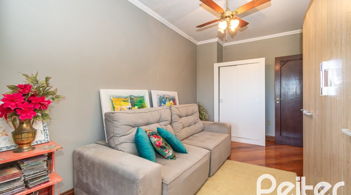 Casa à venda com 321m², 4 dormitórios, 1 suíte, 4 vagas, no bairro Vila Assunção em Porto Alegre