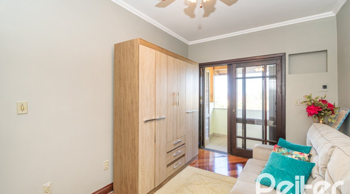 Casa à venda com 321m², 4 dormitórios, 1 suíte, 4 vagas, no bairro Vila Assunção em Porto Alegre