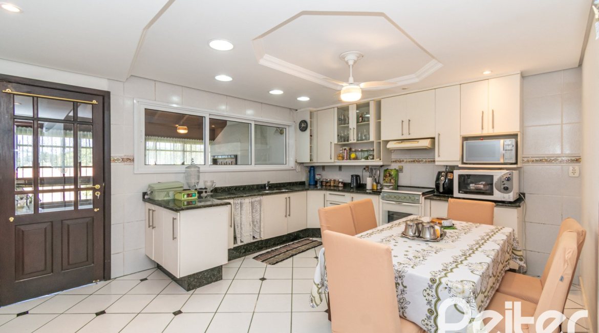 Casa à venda com 321m², 4 dormitórios, 1 suíte, 4 vagas, no bairro Vila Assunção em Porto Alegre