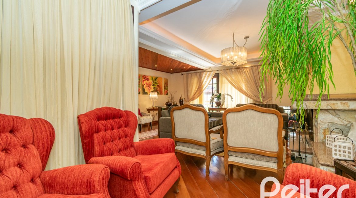 Casa à venda com 321m², 4 dormitórios, 1 suíte, 4 vagas, no bairro Vila Assunção em Porto Alegre