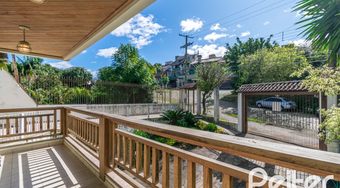 Casa à venda com 321m², 4 dormitórios, 1 suíte, 4 vagas, no bairro Vila Assunção em Porto Alegre