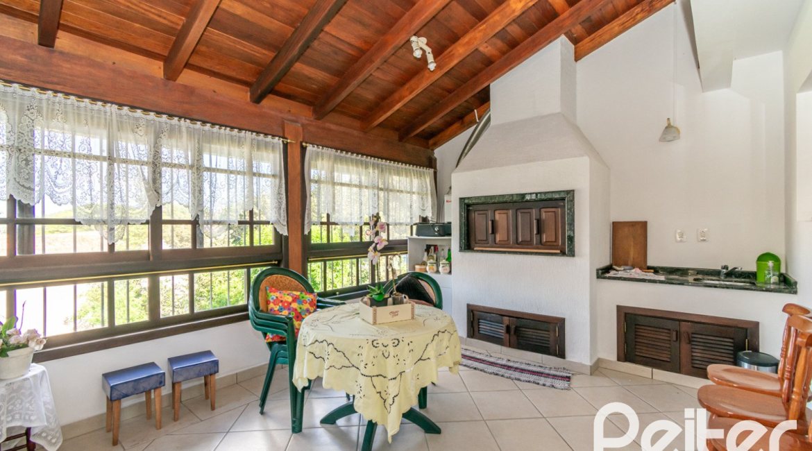 Casa à venda com 321m², 4 dormitórios, 1 suíte, 4 vagas, no bairro Vila Assunção em Porto Alegre