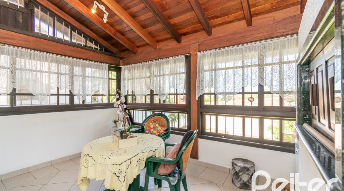 Casa à venda com 321m², 4 dormitórios, 1 suíte, 4 vagas, no bairro Vila Assunção em Porto Alegre