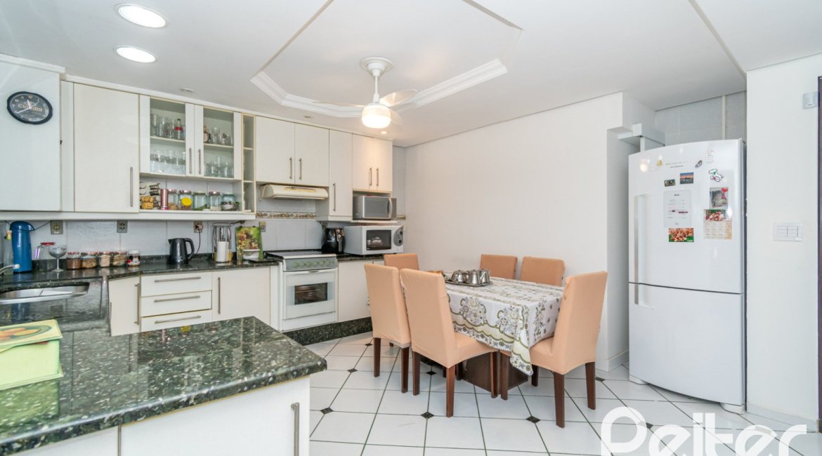 Casa à venda com 321m², 4 dormitórios, 1 suíte, 4 vagas, no bairro Vila Assunção em Porto Alegre