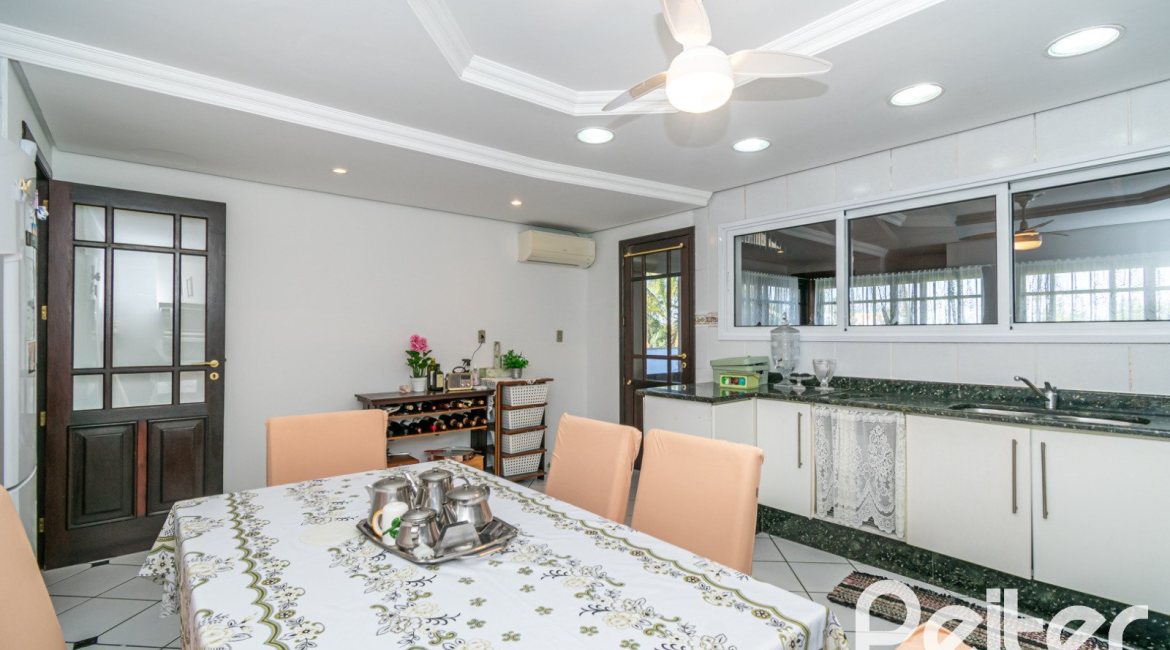 Casa à venda com 321m², 4 dormitórios, 1 suíte, 4 vagas, no bairro Vila Assunção em Porto Alegre