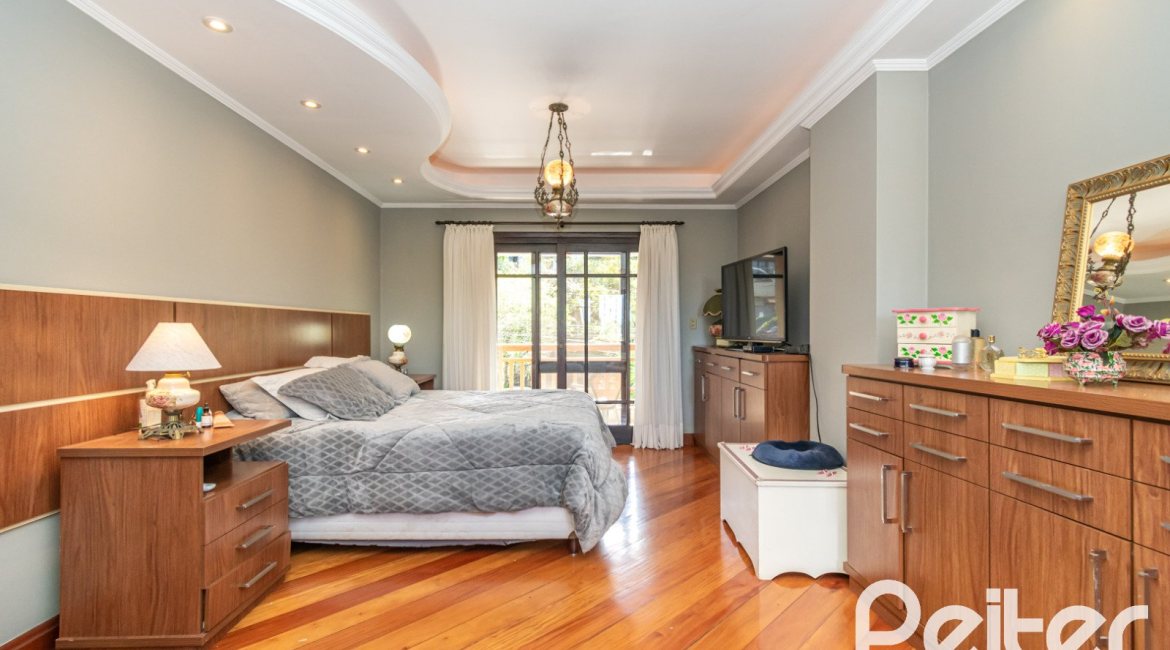 Casa à venda com 321m², 4 dormitórios, 1 suíte, 4 vagas, no bairro Vila Assunção em Porto Alegre