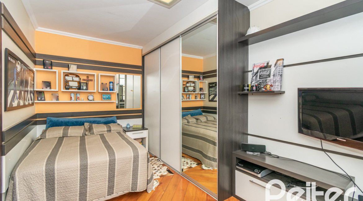 Casa à venda com 321m², 4 dormitórios, 1 suíte, 4 vagas, no bairro Vila Assunção em Porto Alegre