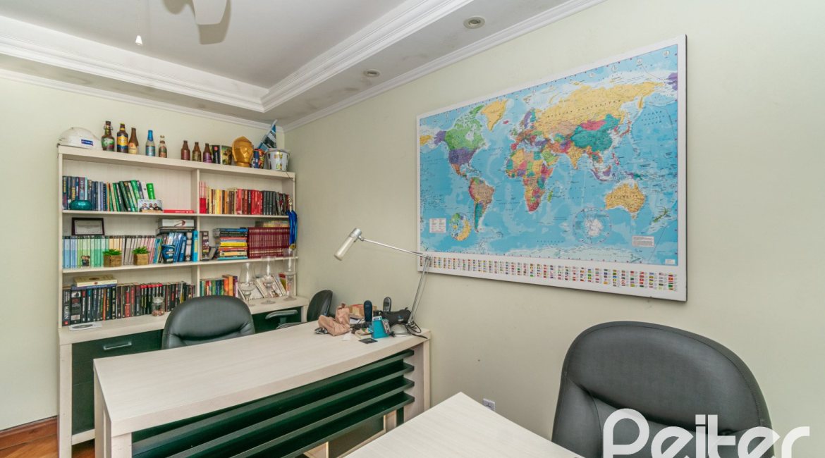 Casa à venda com 321m², 4 dormitórios, 1 suíte, 4 vagas, no bairro Vila Assunção em Porto Alegre