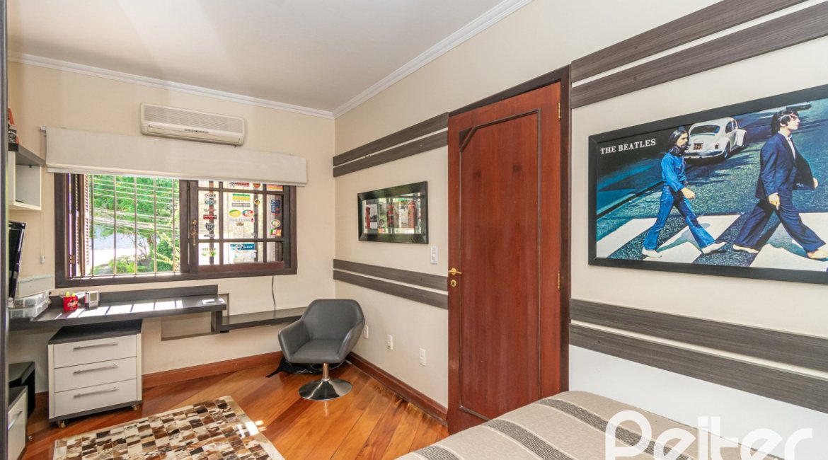 Casa à venda com 321m², 4 dormitórios, 1 suíte, 4 vagas, no bairro Vila Assunção em Porto Alegre