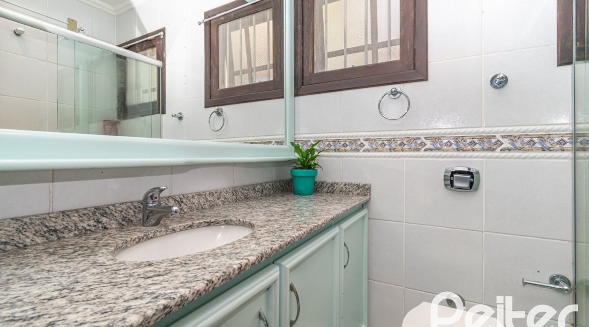 Casa à venda com 321m², 4 dormitórios, 1 suíte, 4 vagas, no bairro Vila Assunção em Porto Alegre