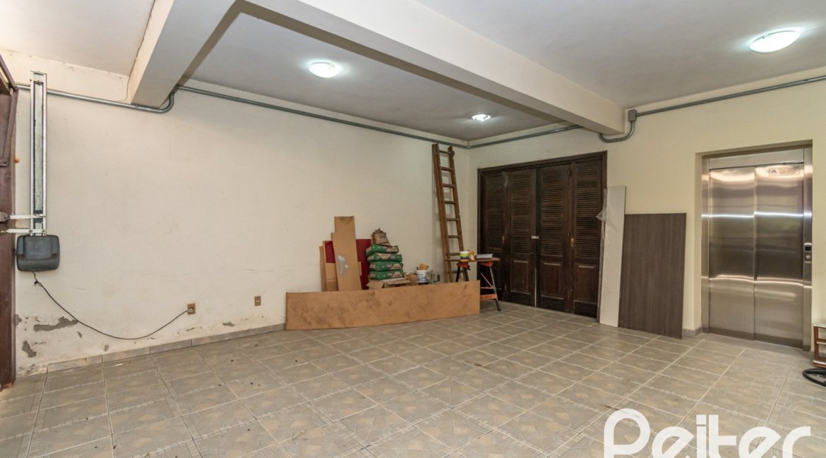 Casa à venda com 321m², 4 dormitórios, 1 suíte, 4 vagas, no bairro Vila Assunção em Porto Alegre