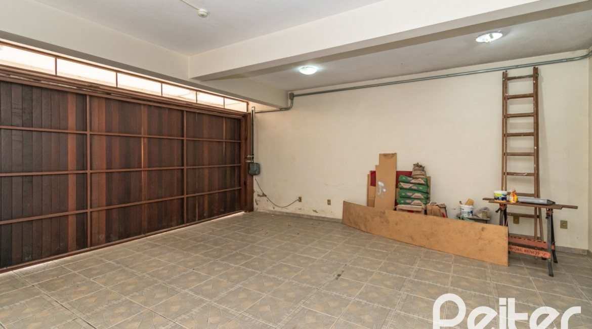 Casa à venda com 321m², 4 dormitórios, 1 suíte, 4 vagas, no bairro Vila Assunção em Porto Alegre