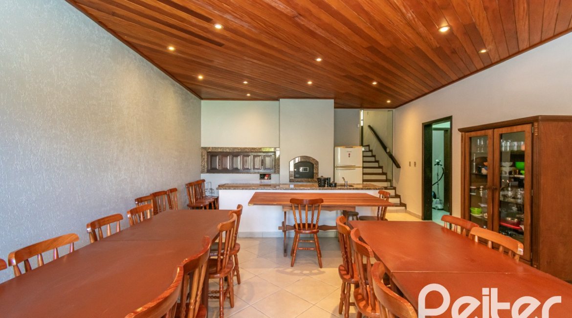 Casa à venda com 321m², 4 dormitórios, 1 suíte, 4 vagas, no bairro Vila Assunção em Porto Alegre