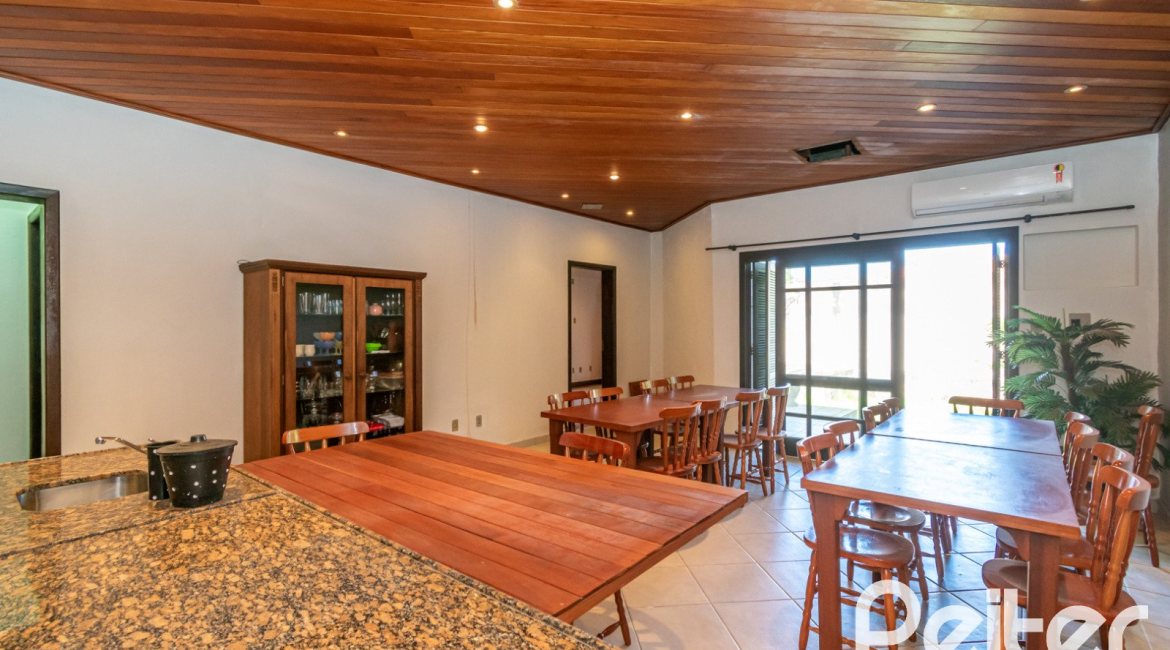 Casa à venda com 321m², 4 dormitórios, 1 suíte, 4 vagas, no bairro Vila Assunção em Porto Alegre