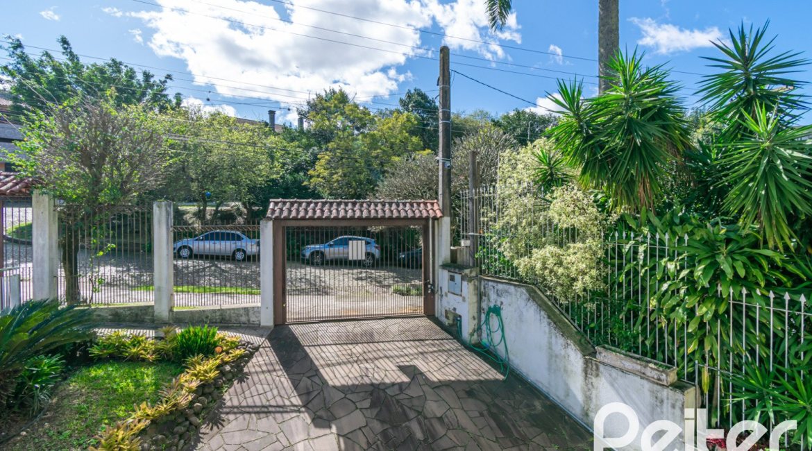 Casa à venda com 321m², 4 dormitórios, 1 suíte, 4 vagas, no bairro Vila Assunção em Porto Alegre