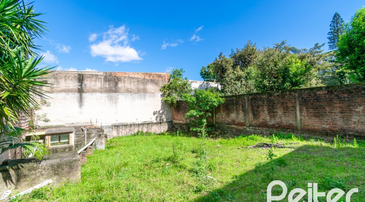 Casa à venda com 321m², 4 dormitórios, 1 suíte, 4 vagas, no bairro Vila Assunção em Porto Alegre