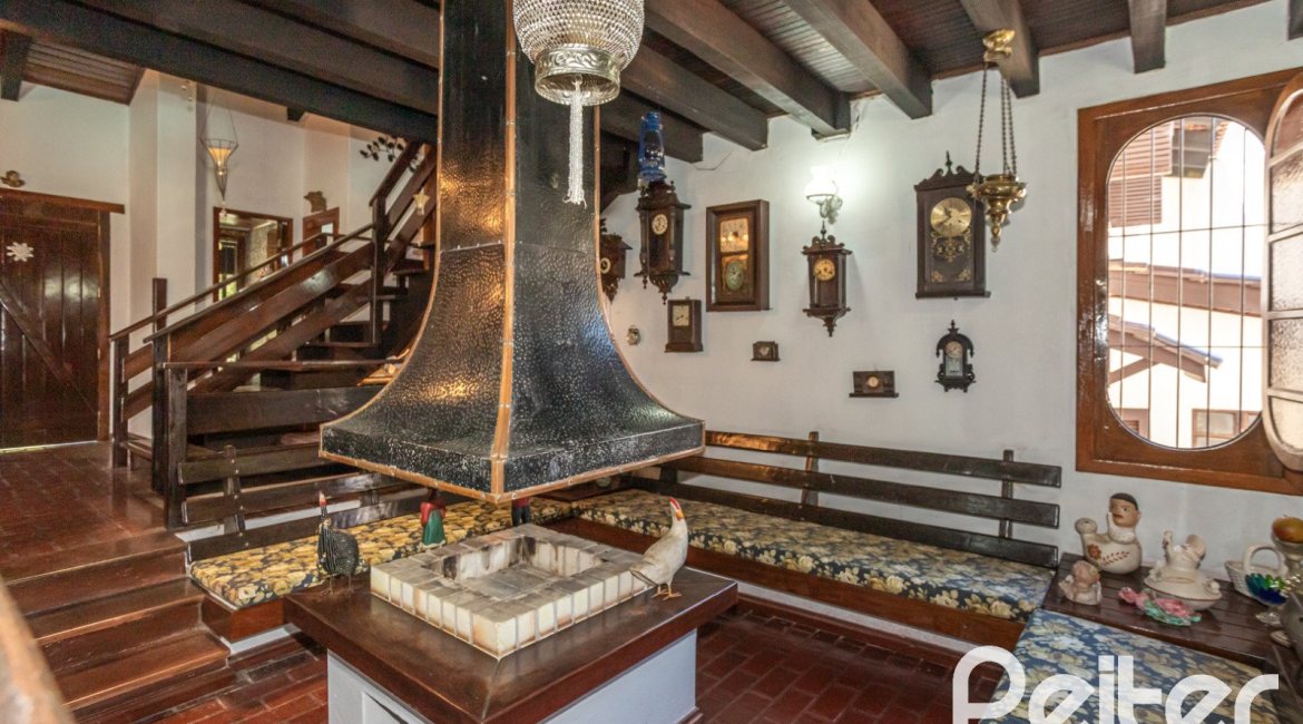 Casa à venda com 350m², 3 dormitórios, 1 suíte, 6 vagas, no bairro Jardim Isabel em Porto Alegre