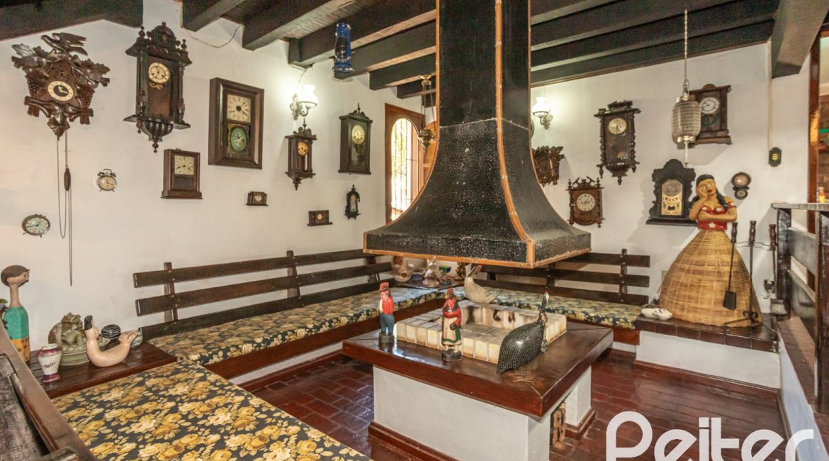 Casa à venda com 350m², 3 dormitórios, 1 suíte, 6 vagas, no bairro Jardim Isabel em Porto Alegre