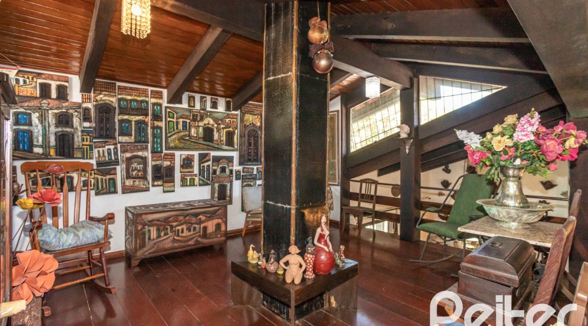 Casa à venda com 350m², 3 dormitórios, 1 suíte, 6 vagas, no bairro Jardim Isabel em Porto Alegre