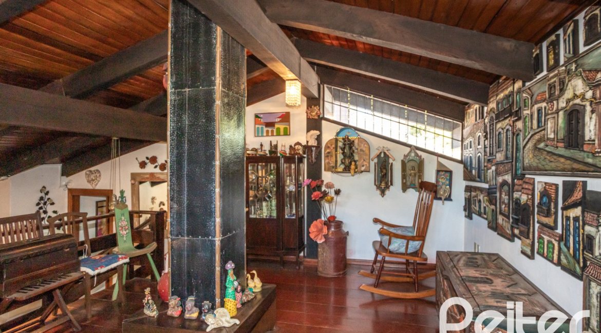 Casa à venda com 350m², 3 dormitórios, 1 suíte, 6 vagas, no bairro Jardim Isabel em Porto Alegre