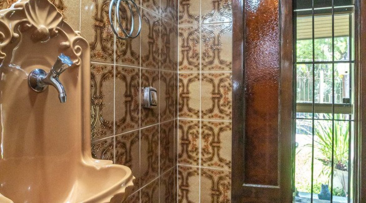 Casa à venda com 350m², 3 dormitórios, 1 suíte, 6 vagas, no bairro Jardim Isabel em Porto Alegre