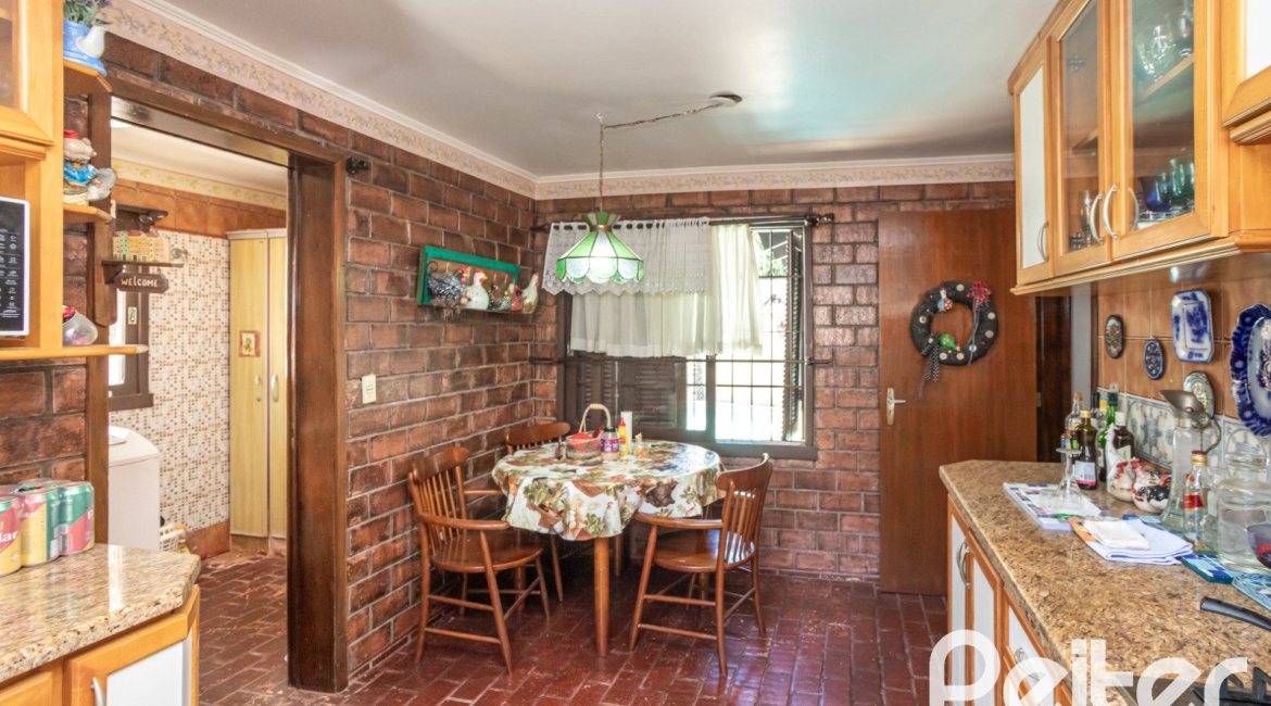 Casa à venda com 350m², 3 dormitórios, 1 suíte, 6 vagas, no bairro Jardim Isabel em Porto Alegre