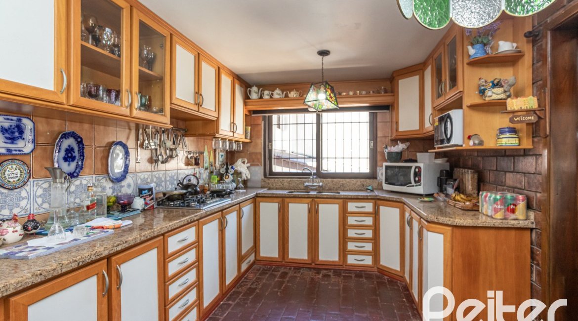 Casa à venda com 350m², 3 dormitórios, 1 suíte, 6 vagas, no bairro Jardim Isabel em Porto Alegre