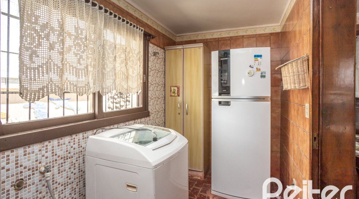 Casa à venda com 350m², 3 dormitórios, 1 suíte, 6 vagas, no bairro Jardim Isabel em Porto Alegre