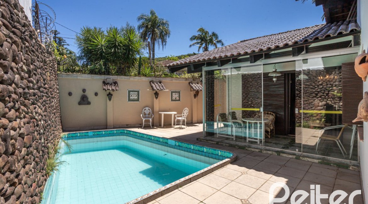 Casa à venda com 350m², 3 dormitórios, 1 suíte, 6 vagas, no bairro Jardim Isabel em Porto Alegre