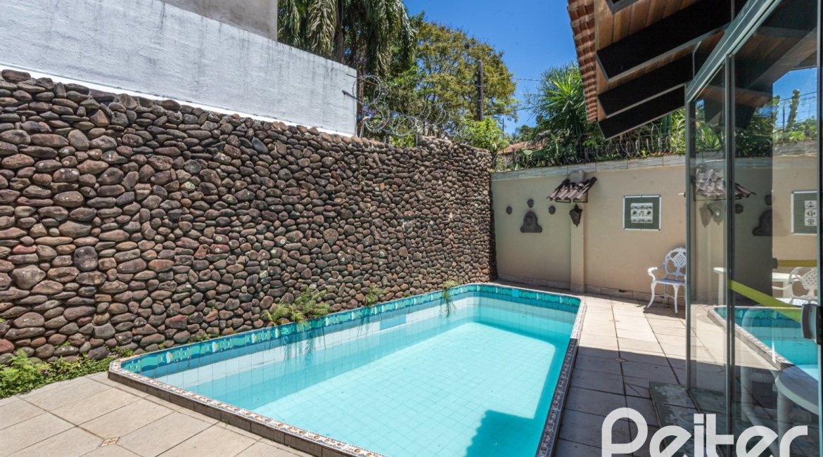 Casa à venda com 350m², 3 dormitórios, 1 suíte, 6 vagas, no bairro Jardim Isabel em Porto Alegre