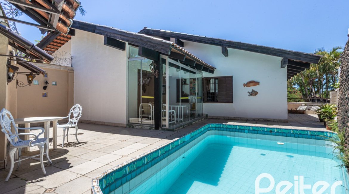 Casa à venda com 350m², 3 dormitórios, 1 suíte, 6 vagas, no bairro Jardim Isabel em Porto Alegre