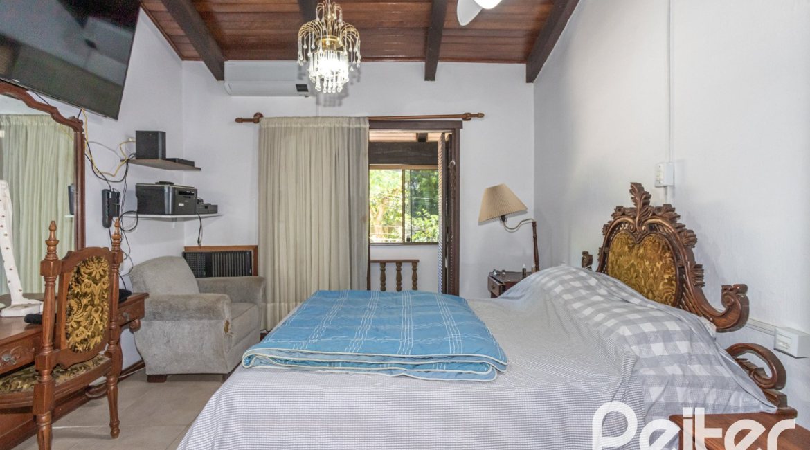 Casa à venda com 350m², 3 dormitórios, 1 suíte, 6 vagas, no bairro Jardim Isabel em Porto Alegre