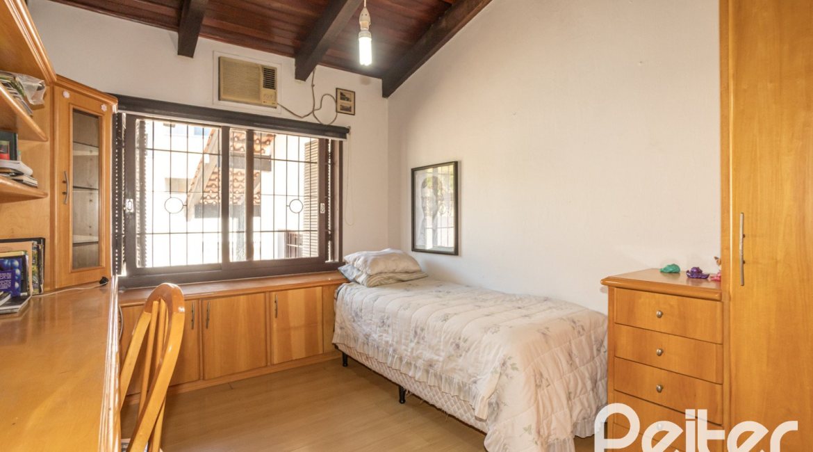 Casa à venda com 350m², 3 dormitórios, 1 suíte, 6 vagas, no bairro Jardim Isabel em Porto Alegre