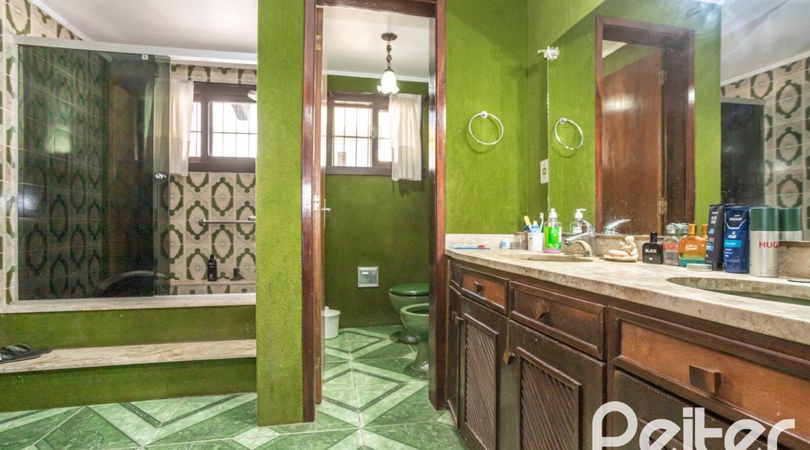 Casa à venda com 350m², 3 dormitórios, 1 suíte, 6 vagas, no bairro Jardim Isabel em Porto Alegre