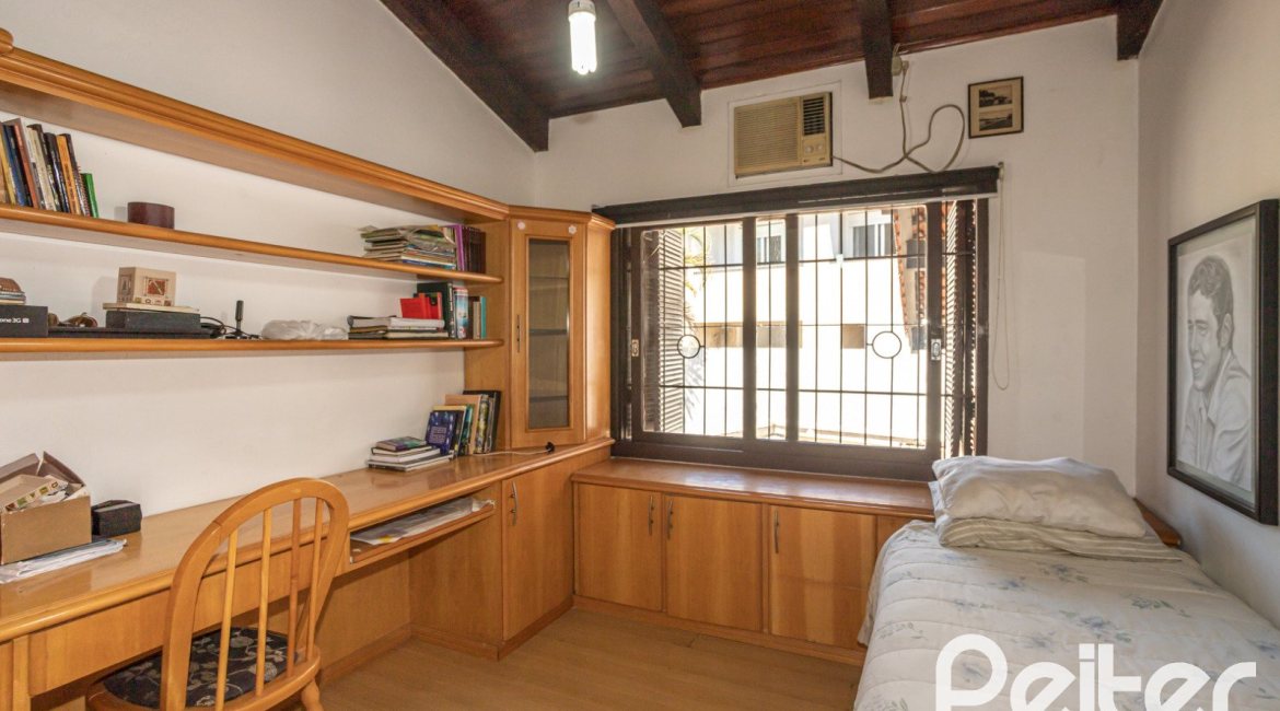 Casa à venda com 350m², 3 dormitórios, 1 suíte, 6 vagas, no bairro Jardim Isabel em Porto Alegre