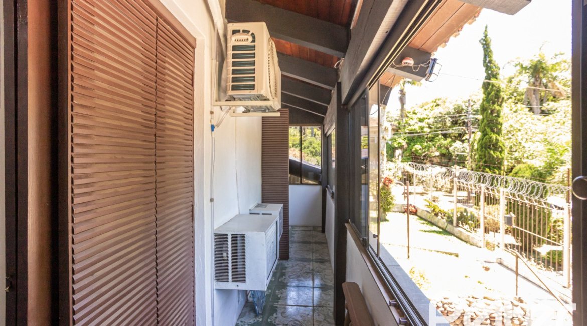 Casa à venda com 350m², 3 dormitórios, 1 suíte, 6 vagas, no bairro Jardim Isabel em Porto Alegre