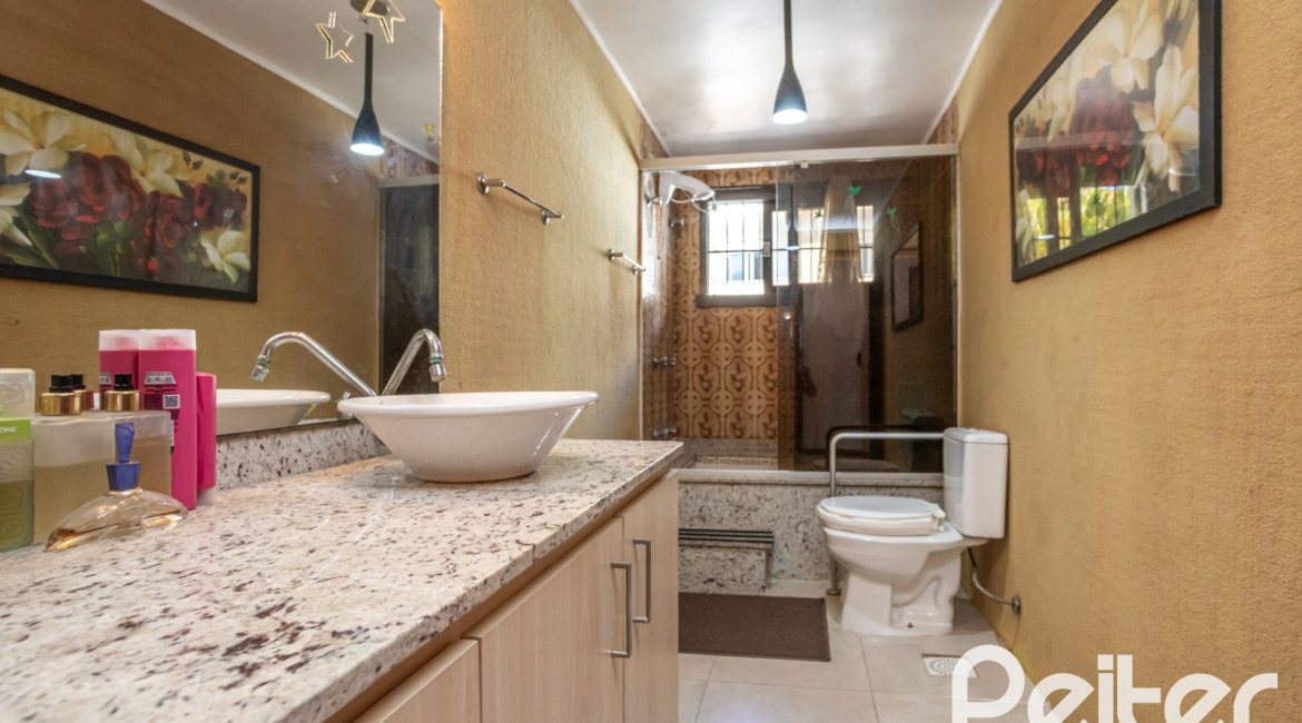 Casa à venda com 350m², 3 dormitórios, 1 suíte, 6 vagas, no bairro Jardim Isabel em Porto Alegre