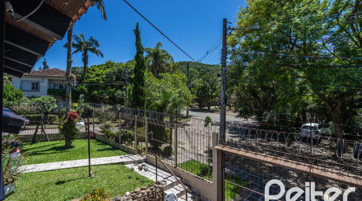 Casa à venda com 350m², 3 dormitórios, 1 suíte, 6 vagas, no bairro Jardim Isabel em Porto Alegre