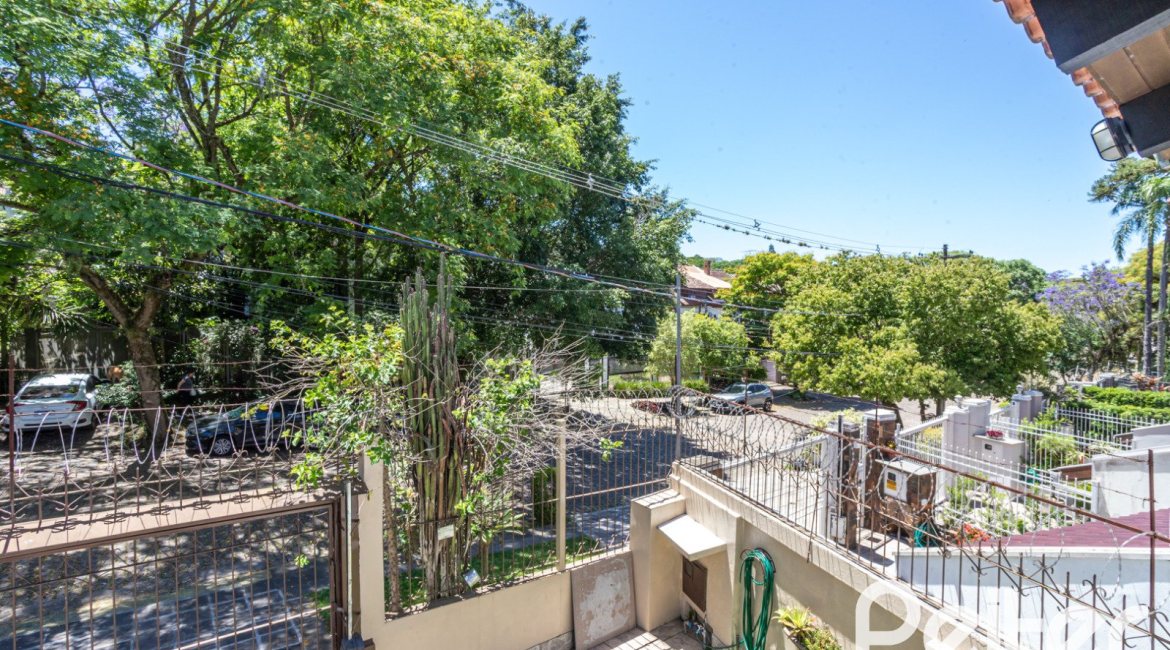 Casa à venda com 350m², 3 dormitórios, 1 suíte, 6 vagas, no bairro Jardim Isabel em Porto Alegre