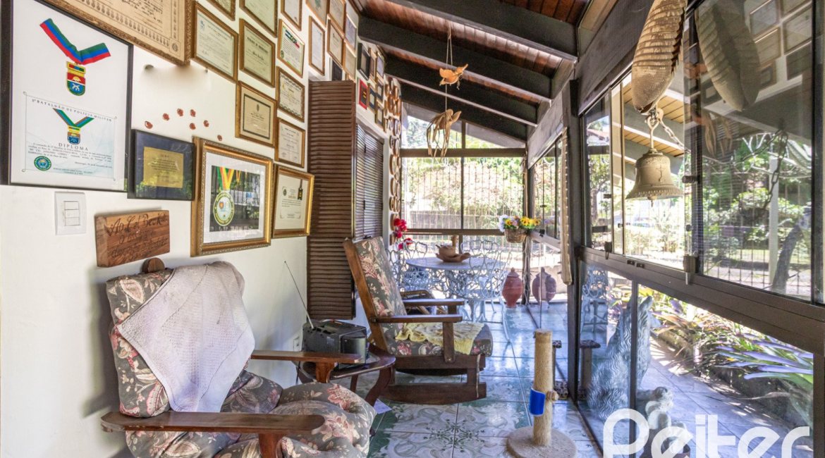 Casa à venda com 350m², 3 dormitórios, 1 suíte, 6 vagas, no bairro Jardim Isabel em Porto Alegre