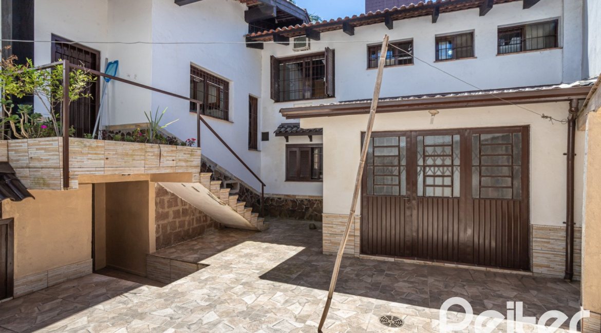 Casa à venda com 350m², 3 dormitórios, 1 suíte, 6 vagas, no bairro Jardim Isabel em Porto Alegre